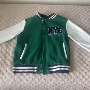 Varsity jacket - Storlek M Skön material Priset kan diskuteras