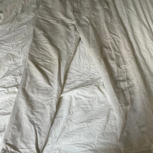 Arket Linnebyxor  - Raka linnebyxor från Arket i nyskick Nypris 900 Storlek 52 Personen på bilden är 191 cm