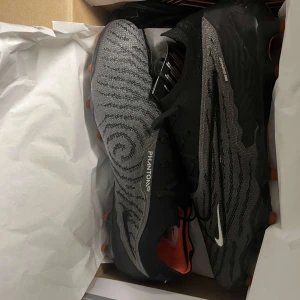 Nike fotbollskor - Tjena! Säljer dessa härliga fotbollskor som inte har kommit till användning pga fel storlek! Påse och box tillkommer, pris kan diskuteras vid snabb affär! Hör gärna av er vid fler frågor😎😁