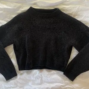 Säljer denna tröja från hm i storlek 146-152 då den inte kommer till användning💕 I mycket bra skick, som ny🫶🏼säljer för 80 kr😋