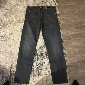 Helt nya oanvända Bison jeans från Italien, tapered fit. Helt nya som sagt ordinarie pris är 1500kr och jag säljer dom för 700kr storlek 33/32