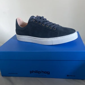 Mocka skor, Philip hog  - Helt nya oanvända philip hog skor. Aldrig använt, perfekt skick. Navy Blue mocka skor.