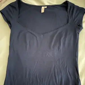 En tröja från Nelly som är ganska populär nu. Den är ny använd två gånger. I färgen mörkblå och storlek S. Den är k bra skick.