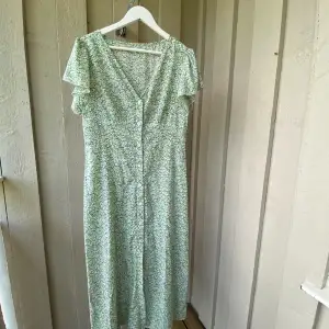 Super söt grönblommig klänning med kort ärm💚 Storlek XL men skulle snarare sagt att det är en L 