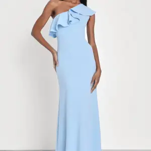 Säljer denna otroliga balklänning!! Den är i storlek S men passar ju xs/m beroende på hur man vill att den ska sitta💗 köptes för 900kr, hör av er vid frågor!💗 aldrig använd! Priset är diskuterbart! 