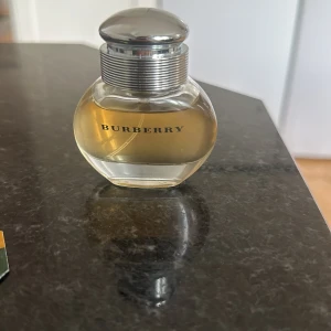 Säljer burberry women 100ml parfym for 395 kr. Priset kan diskuteras i privat. - Säljer burberry parfymen för att jag inte använder den längre. Orginal pris är 600 kr men jag säljer den för 395 kr för att den kommer utan paketet och för att jag har använt lite av den.