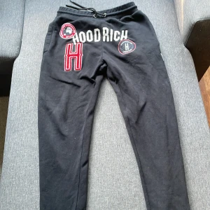 Hoodrich pacific byxor - Hoodrich pacific byxor   Säljs inte längre  Vill sälja dom då jag inte använder längre dom Storlek S men den har krymt lite så den passar lite Xs Den har tappt lite av den svarta färgen