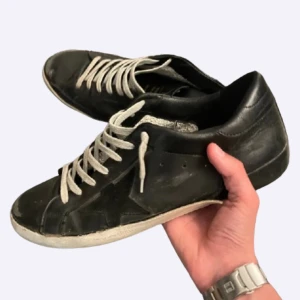 Golden Goose - Extremt ovanligt modell av golden goose superstars!🙌 Säljer billigt pågrund av skicket! Självklart Äkta✅ Skick: 5/10 Finns hål i sulan DM för bild!😁 Nypris:6000kr Vårt pris: 1399kr✅ Storlek: 44 kan även passa 43!🙌