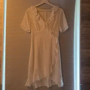 En vit klänning perfekt till studenten 💕köpt från MQ med märket ”Visual clothing project”. Använd ett fåtal gånger, gott skick