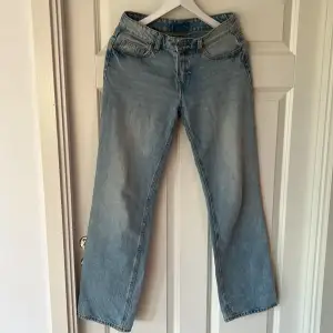 Hm jeans som är lite baggy i storlek s nästan osnvända använda ett fåtal gånger! 