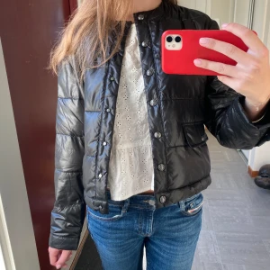 Jacka - Säljer denna tunna jacka ifrån Massimo dutti med snygga detaljer, nypris ca 1000 kr💕💕