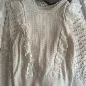 Topp - Jätte söt topp från Lindex med märket Holly white. Säljer pga dålig användning! Pris kan diskuteras vid snabbt köp! Tryck gärna på köp nu💕