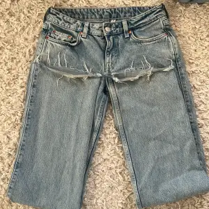 lågmidjade jeans från weekday med slitningar längst ner, i använt men bra skick därav lägre pris