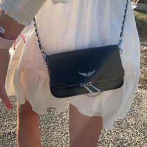 Zadig & Voltaire väska 🩷🩷 - Säljer min zadig & Voltaire väska, i modell ”Rock Nano”. Super fin väska nu till sommaren, lagom stor! Använd fåtal gånger, nypris 2 345 kr! 🩷 Lånade bilder, kom privat för fler! 💘💘🎀🥰