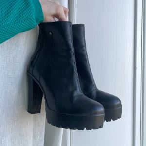 Äkta läder boots  - Från K. Cobler. Storlek 39. Använda men i fint skick!