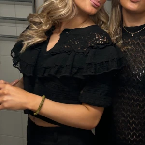 Virkad topp - ZARA - Jättesöt topp från Zara, använd ett FÅTAL gånger. Ser oanvänd ut. Skriv för bättre bilder 😇 Storlek S. 