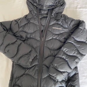 Peak Performance jacka  - En superfin jacka. Använd 2-3 gånger bara. Passar perfekt och är superskön att ha på sig. 