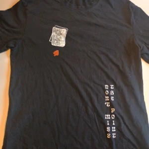 Emo(?) tröja, bra passform - Knappt använd, kreativt tryck, bara att man inte kan vara 14 föralltid 😔