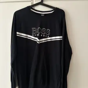 Säljer denna Hugo Boss tröja som är använd 3 gånger sedan bara stått i garderoben. 