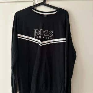 Hugo Boss tröja - Säljer denna Hugo Boss tröja som är använd 3 gånger sedan bara stått i garderoben. 