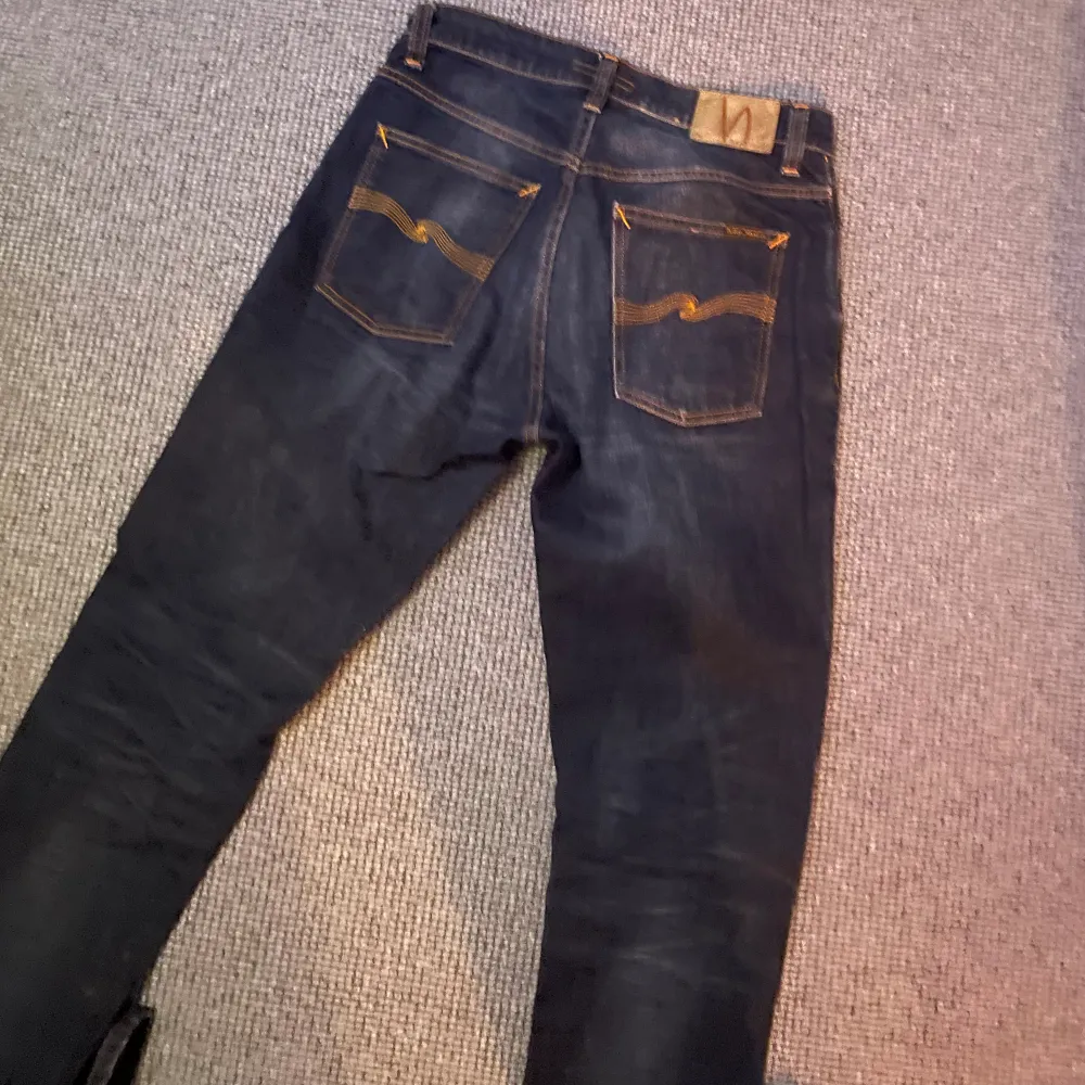 Säljer dessa Nudie jeans i storlek 28W L30, snygg färg och de har en regular/ slim passform, skicket är mycket bra vid frågor . Jeans & Byxor.