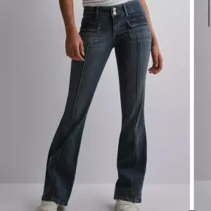 Säljer dessa Nelly jeans. Lågmidjade och bootcut! Sjukt snygga men har inte kommit till användning!! Köpt för 699kr! Är sparsamt använda och inga defekter! 