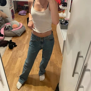 Baggy jeans  - Säljer mina baggy jeans som ja inte använder längre, har använt flertal gånger. De är lite stora i midjan så har satt i snören på insidan (se bild 3) Jag vet tyvärr inte märket på jeansen