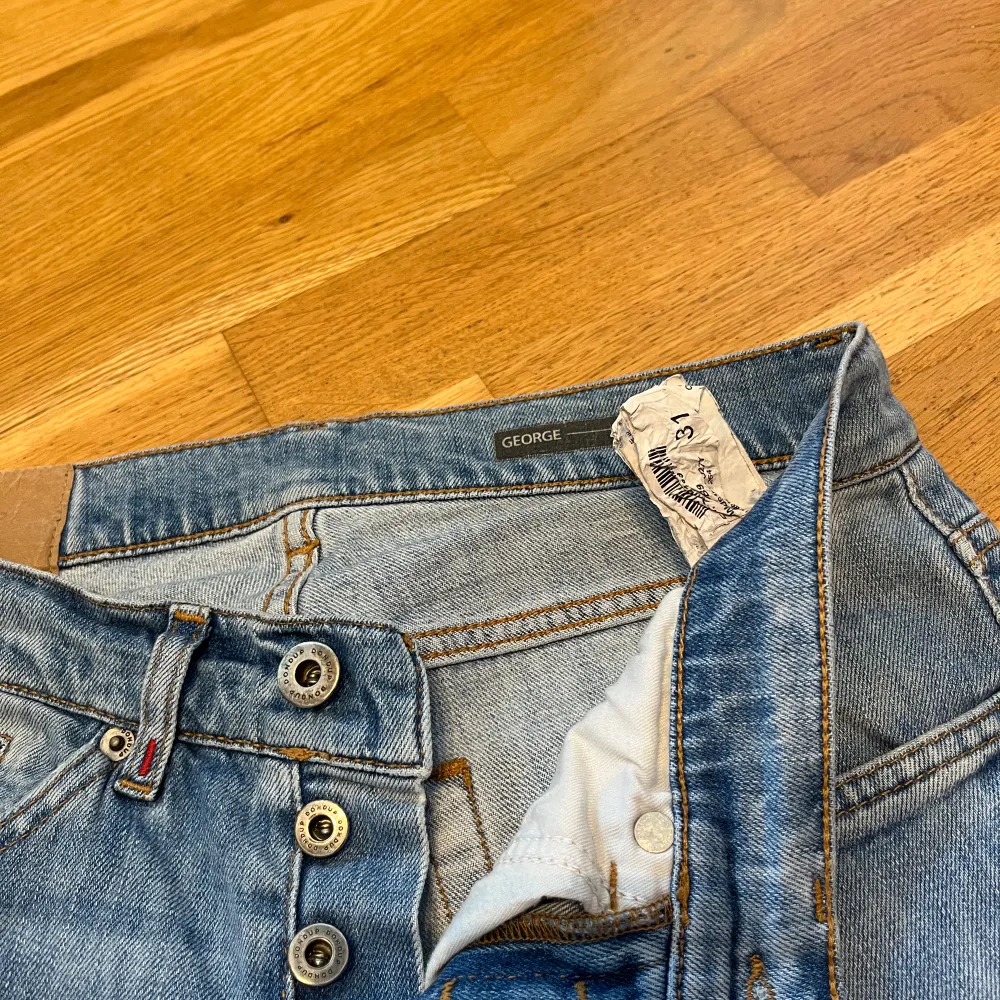 Säljer mina otroligt feta dondup george jeans som är perfekta nu till sommaren. Det sydda på bild 3 är ingen defekt utan en del av designen men synd intr hellrt vid användnin. Skick:9/10. Modellen är 178 och väger 65. Hör av er vid frågor/funderingar. Jeans & Byxor.