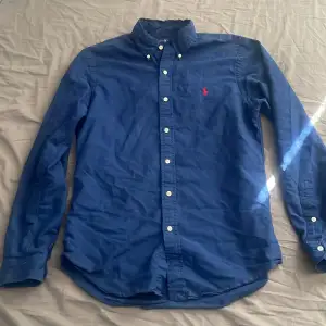 Mörkblå Ralph Lauren skjorta i storlek M slim fit, den är i bra skick utan några defekter.