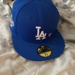 New era fitted cap - Tja säljer en fet fitted new era keps, oanvänd, Storlek 7: 1/8, 58.6 cm. perfekt nu till sommaren. Kom dm vid eventuella frågor 