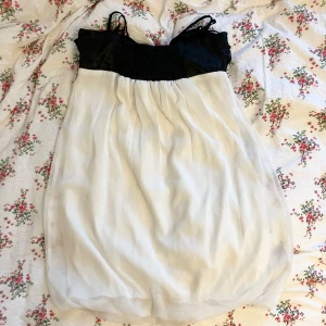 Vintage klänning Gina Tricot - Jättegullig klänning från gamla Gina Tricot med justerbara band och meshmaterial 💘 Köpt second hand men inte använd av mig, inga synliga defekter🍒🍒