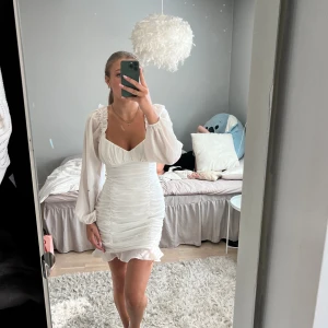 Student klänning - Klänning från Nelly, aldrig använd, omsydd i ryggen för att sitta lite tajtare, storlek S