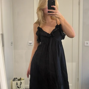 Svart långklänning  - Jättefin svart långklänning/maxiklänning från hm. Storleken är xs men passar även S. Har knappt används och har inga defekter 💗