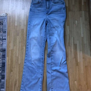 Ljus blå jeans från H&M - Ganska använd men ser ändå bra ut när man har på sig den. Stretchig material. Passar fint på barn, pris kan diskuteras ❤️