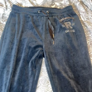Rock and blue  - Hej säljer dess fina byxor som aldrig kommit till användning. Kontakta mig gärna vid frågor 🩷