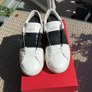 Valentino Garavani Open Sneaker - Riktigt stilrena Valentino Open Sneakers✅Storlek 42,5 men passar stort✅Utvändigt skick: 8/10✅Självklart äkta✅Box, kvitto och allt OG ingår✅Pris: 2499✅ ⚠️OBS: Lagad i hälarna, skriv så löser jag bild på det