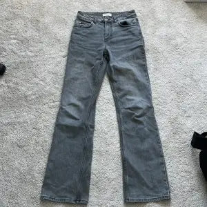 Grå jeans som är för små för mig så därför säljer jag. Är dock ganska ”true to size”. 🫶