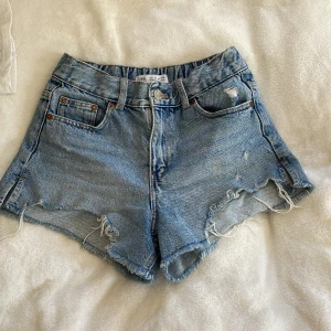 Zara shorts  - Super snygga jeansshorts till sommaren. Säljs pga att dem är försmå! Skriv för fler bilder och är alltid öppen för prisförslag och byte☺️