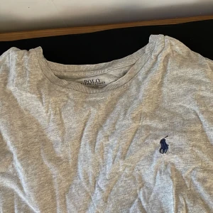 Grå Ralf lauren t shirt - Hej, säljer en grå Ralf lauren t shitt bra skick och bra pris.