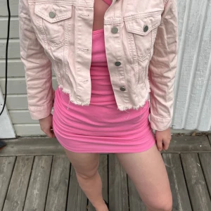 Jeansjacka nakd - Croppad ljusrosa jeansjacka från nakd