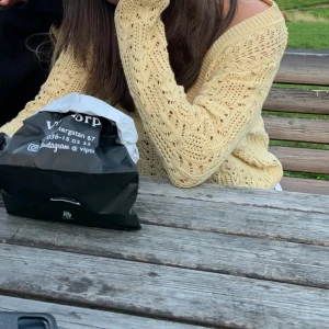 Stickad kofta  - Super söt gul kofta med väldigt små slitage som knappt syns. Passar s/m💛