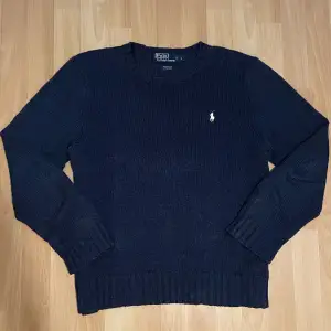 Säljer den här skit snygga blåa stickade sweatshirten! Har bomull/linne blend så väldigt skön! Dm för frågor