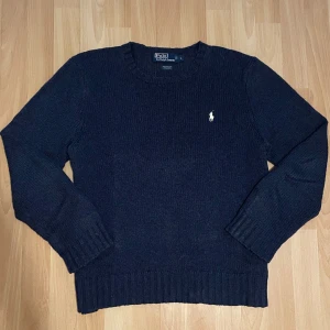Ralph lauren tröja - Säljer den här skit snygga blåa stickade sweatshirten! Har bomull/linne blend så väldigt skön! Dm för frågor
