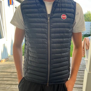 Colmar väst - Säljer en colmar väst som är för liten. Bra skick och har inga hål. Storlek 14 år, 166cm. 