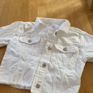 Säljer denna jeansjackan. Priset kan diskuteras!. - Säljer denna då den är för liten för mig. Använt bara några gånger och ser helt ny ut.