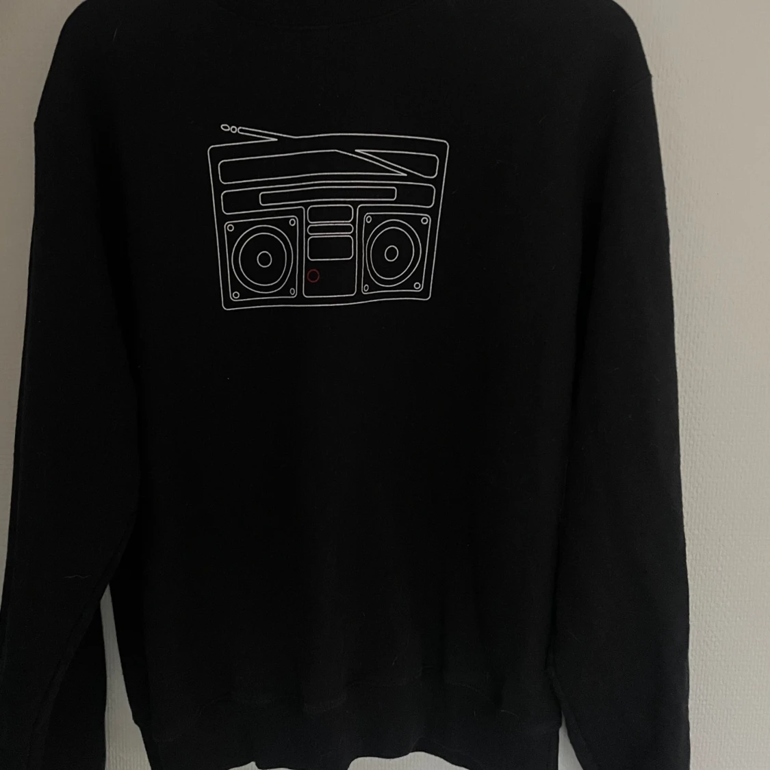 Svart tröja med tryck på framsidan.  - 91