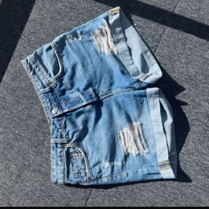 Jeansshorts - Jeansshorts som används ett fåtal gånger o är i fint skick