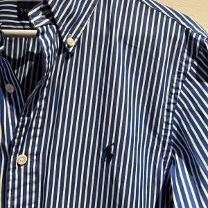 Ralph Lauren Herr Randig - Sedvanlig skjorta från Ralph Lauren. Storlek S (slimfit).  Använd ett fåtal gånger, återkom om ytterligare bilder efterfrågas!