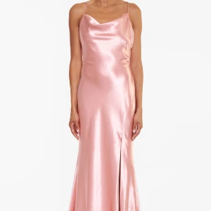 Balklänning - Jag köpte denna otroliga balklänning på zalando förra året då jag hade bal. Nypriset är 1 399:- kr och jag kommer sälja den för 1 200:- kr. Den är i bra skick och ser nästan oanvänd ut då den bara används en gång.