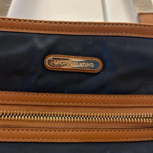 Michael kors väska - Marinblå och brun väska från Michael Kors. Fint skick